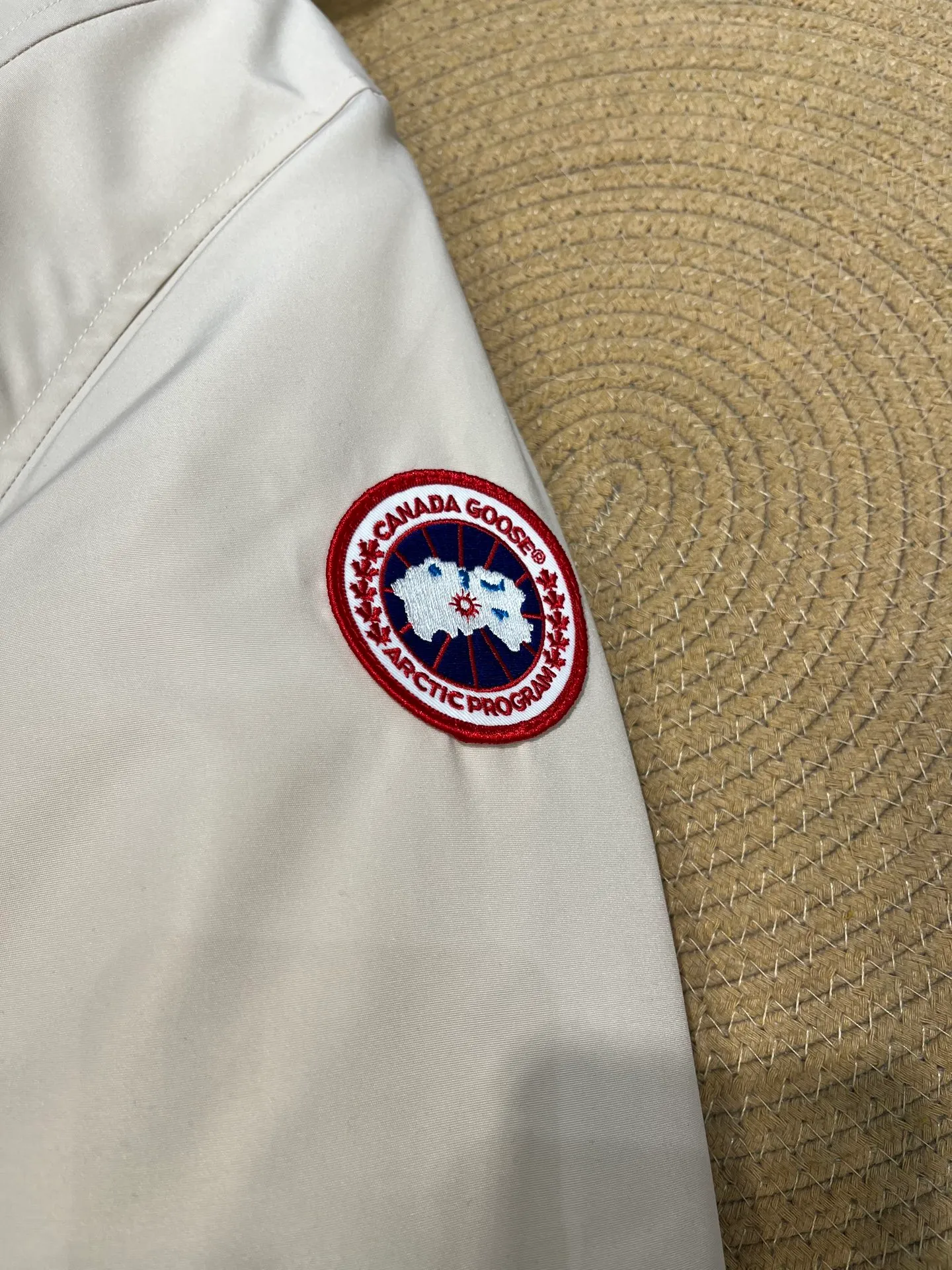 P860 Canada goose/Canada Goose 05 model 2580LA CANADA GOOSE/Canada Goose Rossclair parka women's down jacket, authentic original clothing molding, all accessories are custom-made from the original factory. This model is very unique. The zipper at the back can be opened to change into a dovetail style, with diagonal pockets and a layer of hidden pockets underneath. The official website has become a popular model. The softness and hardness of the fabric are compared with the genuine ones. It can be restored by kneading at will (fabric misunderstanding: fabrics with high hardness are not waterproof. Only those who buy the latest genuine version this year will notice the softness and comfort of the fabrics). The down is synchronized with the genuine white duck down. It is fluffy and not lumpy. The electronically controlled down charging machine is used to fill the zippers with customized genuine YKK zippers. High hardness and no lag. The fur collar is purchased from the same manufacturer as Wolf Hair. (Cooperative factory 2019 Canadian wolf skin auction and Big Goose official auction of wolf skin fur collars on the same site) All workmanship and wiring are controlled by workers with more than ten years of service. They must be horizontal and vertical, and are not crooked. The density of the inner wiring is more exquisite. Compare at will. Big goose label, collar label, washed label, hang tag, zipper rope, pocket label, back label, collar velvet, Velcro fasteners, all details of the cuffs are updated simultaneously with the original product, the best version, and the most complete color matching. The fighter in World 05 battles various world goods. Size: XS-XL